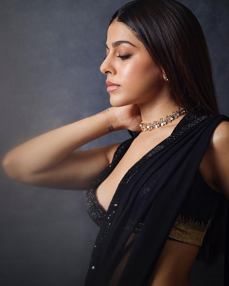 AlayaF___'s tweet photo. 🖤✨🖤✨🖤

Photographs by #TrishaSarangSathaye
Styled by @MohitRaich with #TarangAgarwal
#ShubhiKumar
Hair &amp; make up by @o_mehak
Outfit : @ManishMalhotra @MMalhotraworld
Accessories : #DiamantinaFineJewels https://t.co/ZLZamh8AlZ