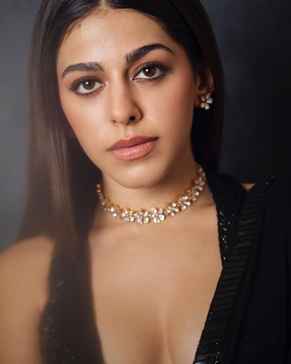 AlayaF___'s tweet photo. 🖤✨🖤✨🖤

Photographs by #TrishaSarangSathaye
Styled by @MohitRaich with #TarangAgarwal
#ShubhiKumar
Hair &amp; make up by @o_mehak
Outfit : @ManishMalhotra @MMalhotraworld
Accessories : #DiamantinaFineJewels https://t.co/ZLZamh8AlZ
