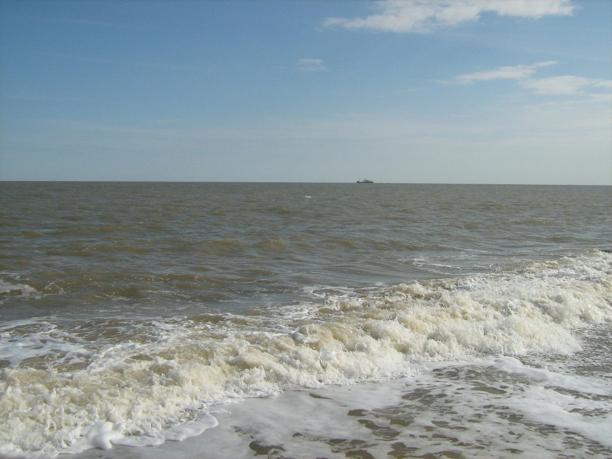 jonnyald's tweet photo. down at Felixstowe beach #lowtide #hottemps #lifesgreat #suffolk #coast https://t.co/xUrce2ezQc