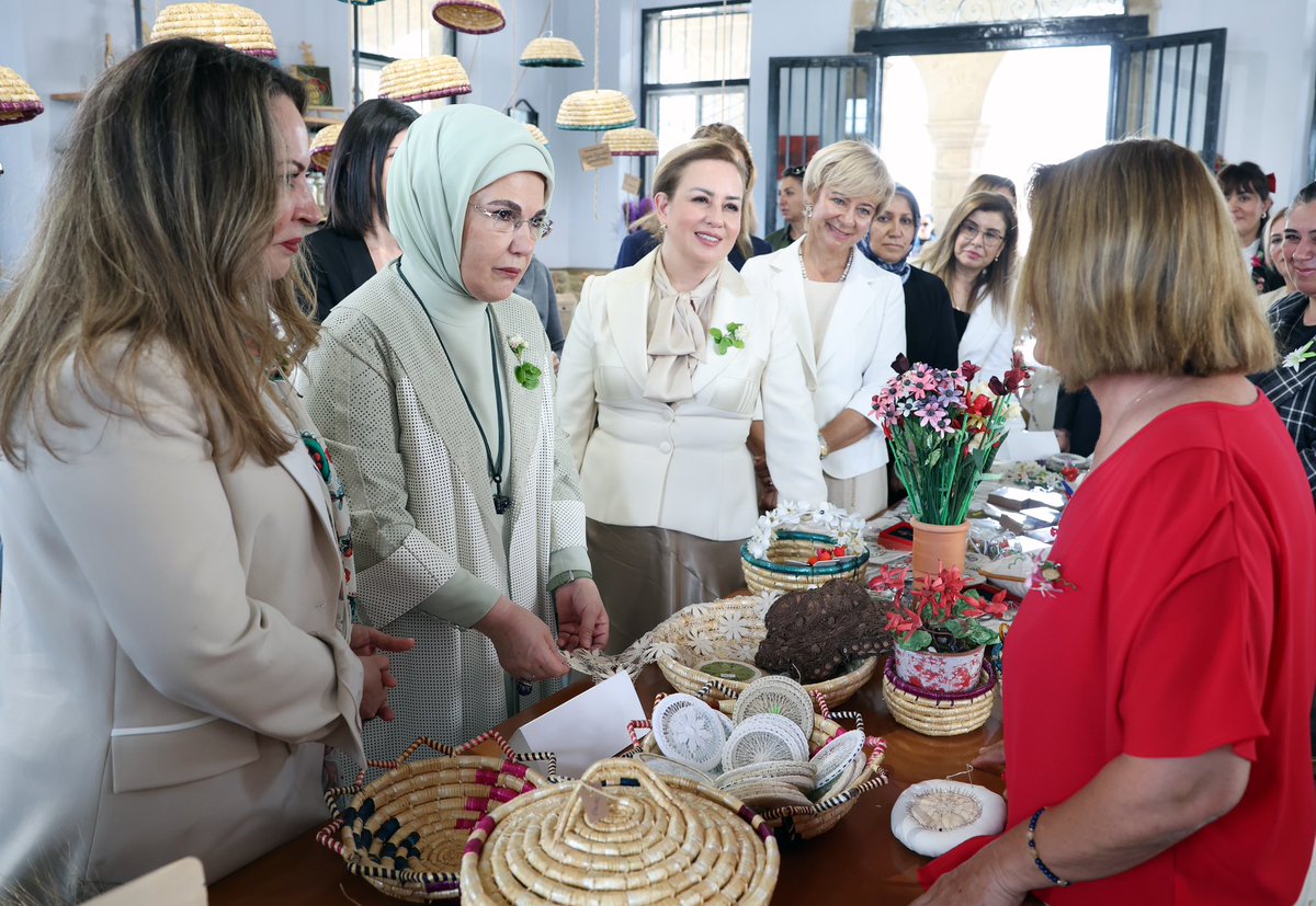 EmineErdogan's tweet photo. Kuzey Kıbrıs Türk Cumhuriyeti Cumhurbaşkanı’nın kıymetli eşi Sibel Tatar Hanımefendi ile birlikte Kıbrıs Türk Girişimci Kadınlar Kalkınma Kooperatifi Eğitim, Üretim ve Satış Merkezi’ni ziyaret ettik.

Girişimci ruhlu, başarılı Kıbrıs Türk kad��nlarını tanıdığıma çok memnun oldum. El emeklerini ekonomik kazanca dönüştürürken, ülkelerinin marka değerine de şüphesiz önemli bir katkı sunuyorlar. Ürettikleri doğal ve sağlıklı ürünlerin her biri şifa kaynağı.
  
Yaşadığımız deprem felaketinin ardından kooperatif olarak, yaraları sarmak için gösterdikleri dayanışmayı daima hatırlayacağız. Onların nazarında zor günlerimizde umut tohumlarını yeşerten tüm Kıbrıs Türk halkına teşekkür ediyorum.