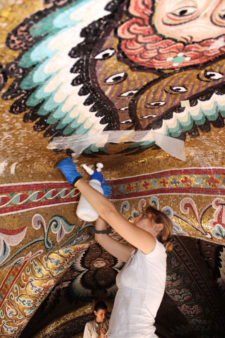 Piacentispa's tweet photo. I nostri #restauratori mentre sono al lavoro su un mosaico di rara bellezza. Ecco altre immagini degli interventi che stiamo portando avanti nella meravigliosa cattedrale di #Cefalù.
#art #Italy #Mosaic https://t.co/N9C3HTyB1G