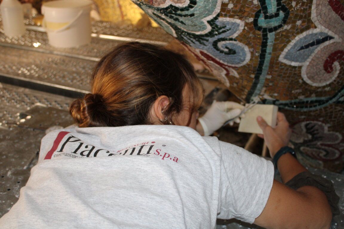 Piacentispa's tweet photo. I nostri #restauratori mentre sono al lavoro su un mosaico di rara bellezza. Ecco altre immagini degli interventi che stiamo portando avanti nella meravigliosa cattedrale di #Cefalù.
#art #Italy #Mosaic https://t.co/N9C3HTyB1G