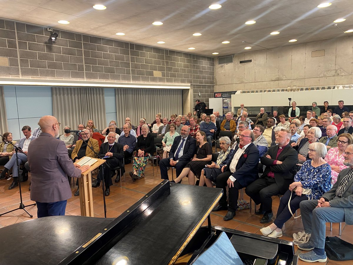 Espoonsrk's tweet photo. Kunniatohtori @MunibYounan ja tutkija @TimoStewart puhuivat Tapiolan kirkossa satapäiselle yleisölle Kristittyjen kohtalosta ja tulevaisuudesta Palestiinassa, Israelissa ja Lähi-idässä. Tallenne Tapiolan srk:n YouTube &amp; FB:ssä #oikeudenmukaisuus #armo #felm #diak #HelsinkiUni https://t.co/A0HoODngqT