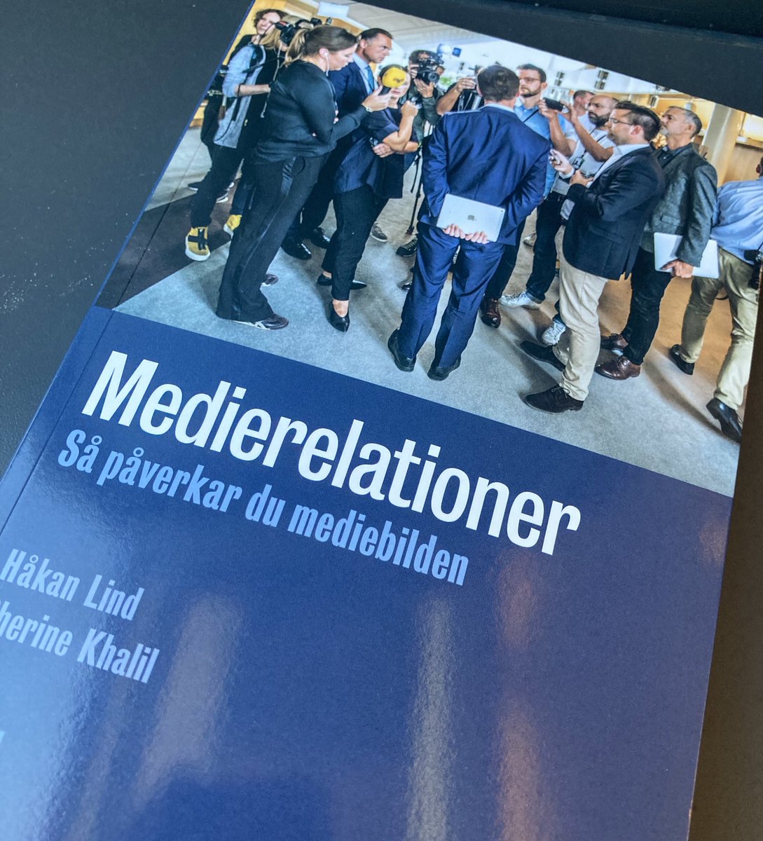 Dags att sätta tänderna i nya boken ”Medierelationer” som gamla kollegan Håkan Lind skrivit tillsammans med Cherine Khalil.