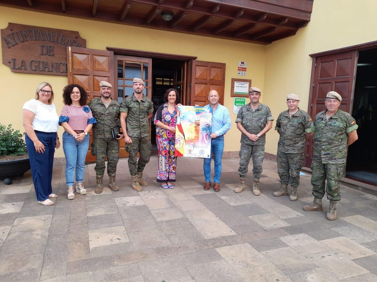 Visita del coronel Heredero a #LaGuancha, para perfilar los detalles de la #JuradeBandera Civil del 25J

El 24 junio, concierto de la Banda de Guerra del Regimiento de artilleros N93. Será a las 20.00 h. en la plaza de la Iglesia. 

#EjércitodeTierra #España <a href="/MCANA_ET/">Mando de Canarias</a>
