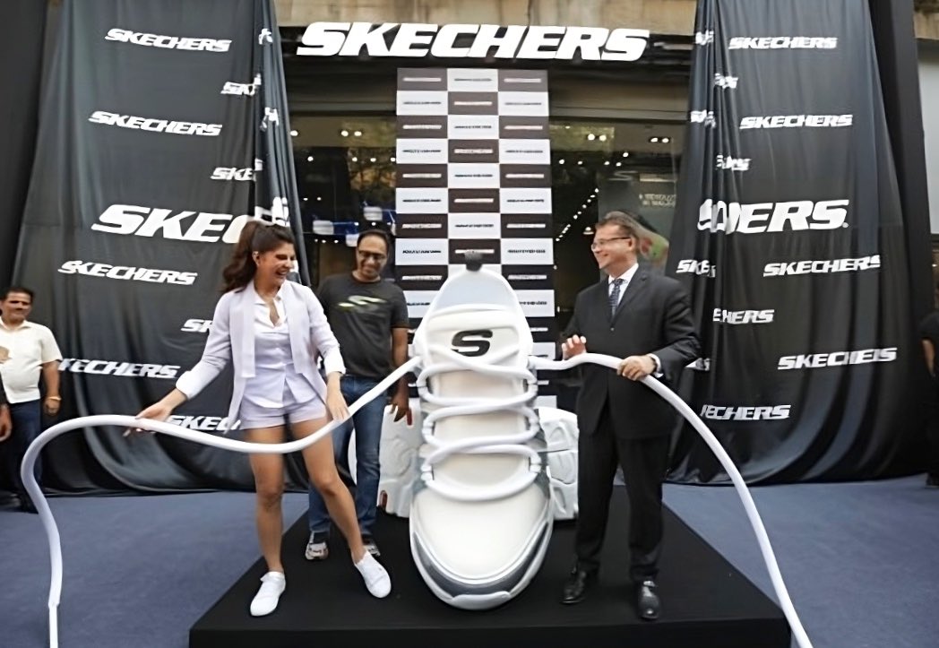 FinFloww's tweet photo. By 2012, Nike &amp; Adidas had been present in India for 2 decades but were still struggling

The reason? India has NO sporting culture

But to their utter SHOCK, a newcomer came and snatched away the sports shoe market in just 9 years!

Here's how Sketchers shook the giants: https://t.co/QyD2LDNe4V
