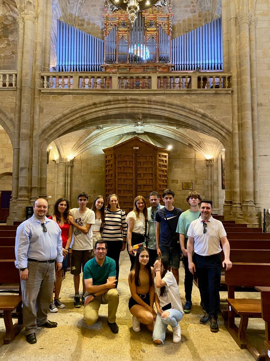 🔴El grupo de catequesis de confirmación de la parroquia de la Sagrada Familia de Cáceres ha realizado una visita cultural y didáctica a <a href="/ConcatedralCC/">Concatedral Cáceres</a> para conocer el Órgano Monumental de la mano del organista oficial Francisco J. Sánchez
diocesiscoriacaceres.es/visita-guiada-…