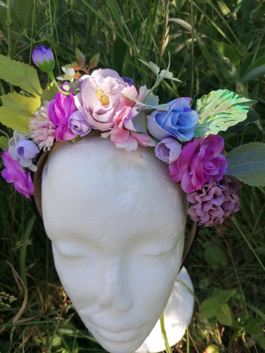 GSTQBijoux's tweet photo. Couronnes de fleurs réalisées pour des commissions prêtes à s'envoler ✨ j'ai été honoré-e qu'on me confie de si jolis projets ✨ https://t.co/2MTmGNDhr7