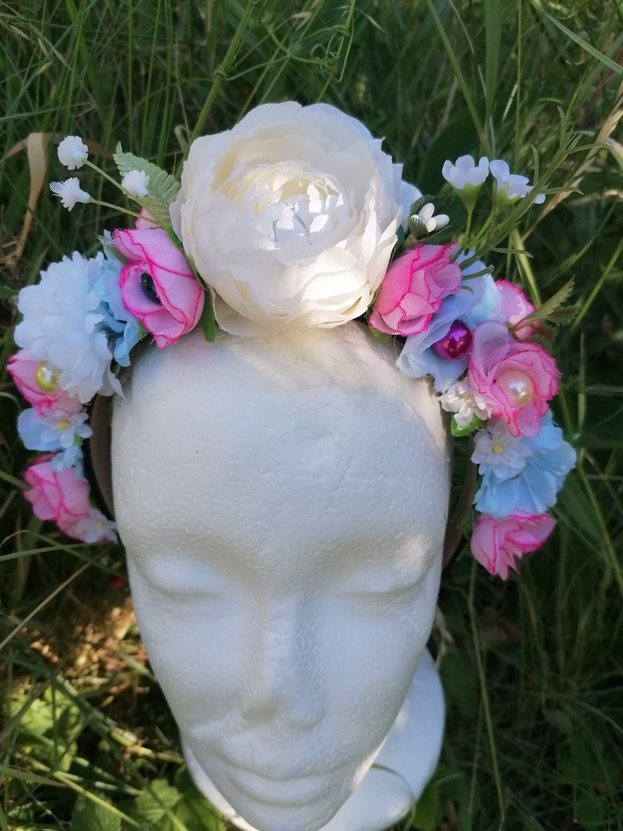 GSTQBijoux's tweet photo. Couronnes de fleurs réalisées pour des commissions prêtes à s'envoler ✨ j'ai été honoré-e qu'on me confie de si jolis projets ✨ https://t.co/2MTmGNDhr7