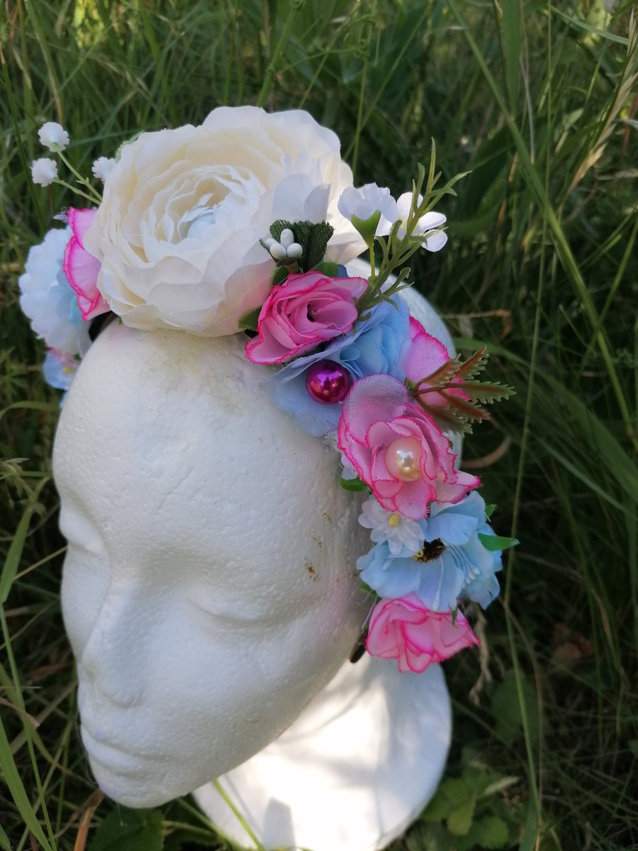 GSTQBijoux's tweet photo. Couronnes de fleurs réalisées pour des commissions prêtes à s'envoler ✨ j'ai été honoré-e qu'on me confie de si jolis projets ✨ https://t.co/2MTmGNDhr7