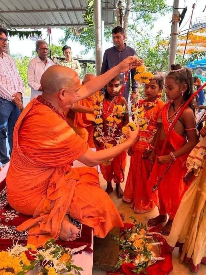 INDVivekPandey_'s tweet photo. पहली बार मैंने देखा कि कोई शंकराचार्य अपने चांदी के सिंहासन को छोड़कर महीनों तक आदिवासी क्षेत्र में पैदल भ्रमण कर रहा है  धर्मांतरण के कुचक्र को तोड़ रहा है आदिवासी बंधुओं को उनके मूल धर्म में वापस ला रहा है

गुजरात के आदिवासी जिले डांग में जिस पर धर्मांतरण गैंग की बुरी नजर थी जहां लालच देकर बड़े पैमाने पर धर्म परिवर्तन का काम हो रहा था वहां अब बड़े पैमाने पर ईसाइयों को मूल धर्म में वापस लाया जा रहा है हिंदू संस्कृति का प्रचार किया जा रहा है

इस इलाके में द्वारिका शारदा पीठ के शंकराचार्य स्वामी सदानंद सरस्वती महीनों से जमीनी स्तर पर काम कर रहे हैं

 शंकराचार्य भोजन के लिए ऐसे ही चलते चलते किसी भी आदिवासी के घर में जाकर खाना मांग कर खा लेते हैं वहां शबरी पीठ को और बड़ा बनाया जा रहा है और आदिवासियों की आर्थिक उन्नति के लिए शैक्षणिक उन्नति के लिए भी द्वारिका पीठ द्वारा बड़े पैमाने पर काम किए जा रहे हैं 

कितने वर्षों में पहली बार मैंने देखा कि कोई शंकराचार्य महीनों से गुजरात के ईसाई मिशनरियों के सबसे ज्यादा प्रभाव वाले क्षेत्र डांग में बटा हुआ है वहां कई मंदिरों का पुनर्निर्माण करवा रहे हैं 🚩🙏