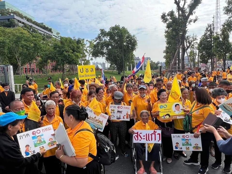 รอยัลลิสต์มาร์เก็ตเพลส-ตลาดหลวง tweet media