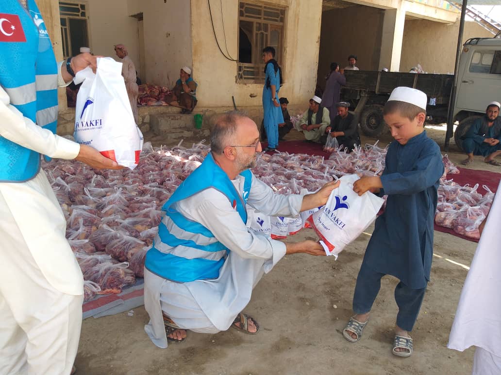 insanvakfi's tweet image. Bu bayram iyilikte buluşuyoruz. Kurban emanetlerinizi ihtiyaç sahiplerine ulaştırıyoruz.
#BağışlaBayramOlsun

🌐 Online Bağış: insanvakfi.org.tr
📞 Çağrı Merkezi: (0212) 534 41 61 - (0539) 931 36 22