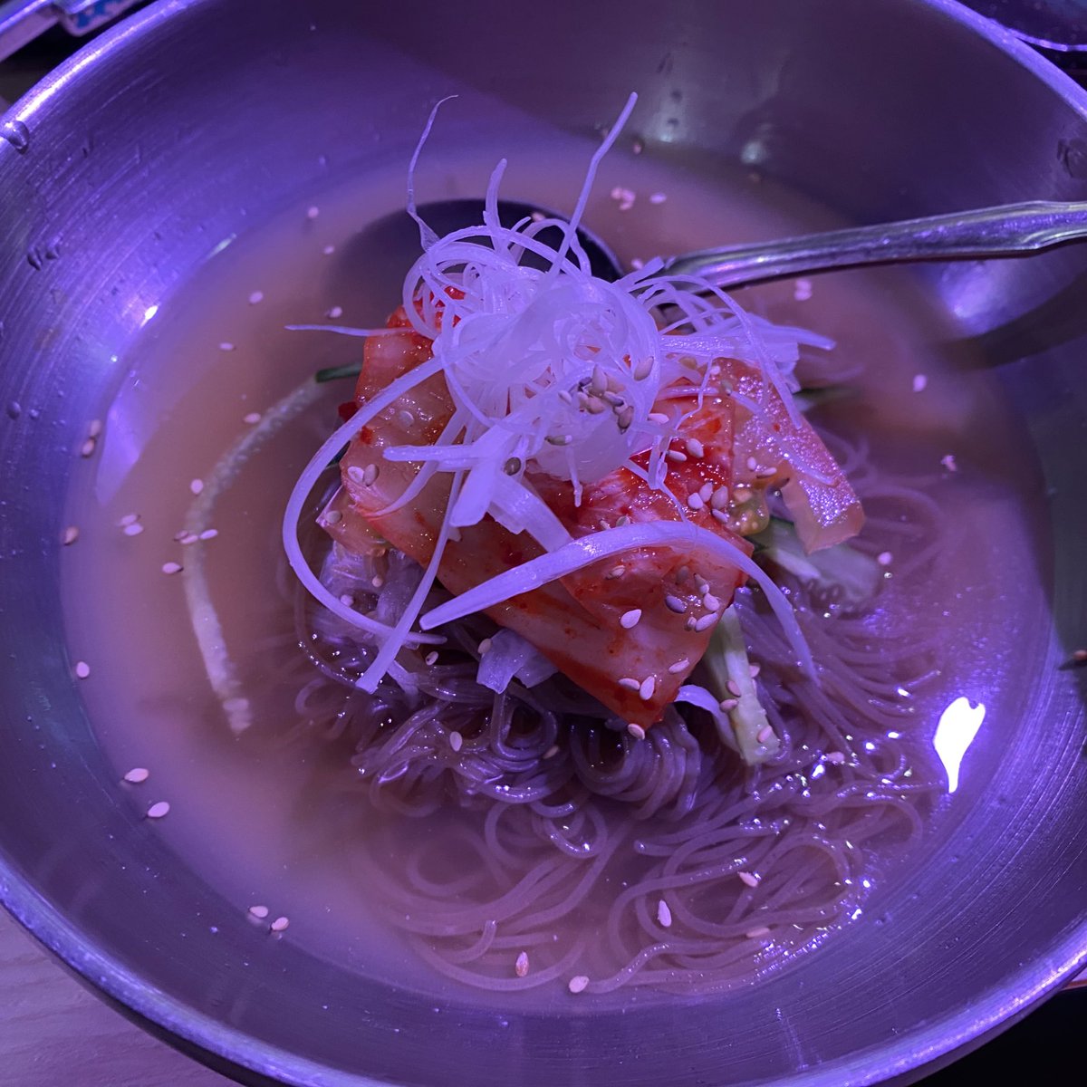 「この前行った焼肉屋、照明がスーパーとかで肉の色をよく見せるライト使ってるせいで肉」|パーク@skeb募集していますのイラスト