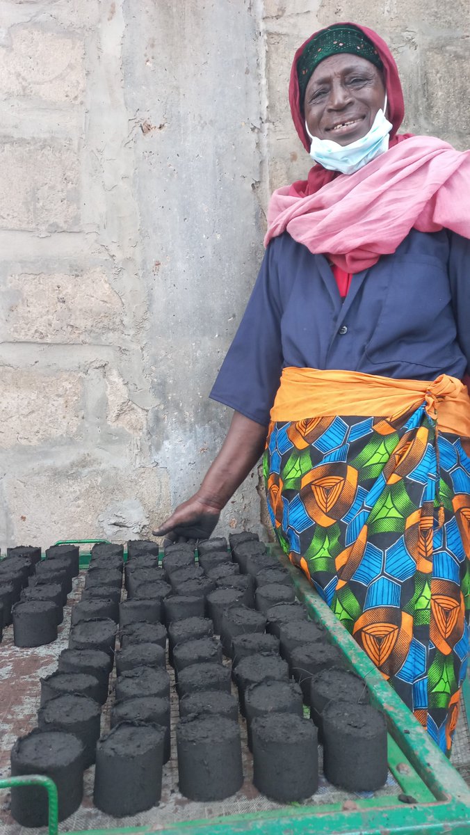 Rebecca4Earth's tweet photo. @WasteAid supports #sustainable #wastemanagement in The Gambia through a collaborative #CircularEconomy Network funded by the @CIWM.  The Bakau Women's Gardens manufacture eco-friendly alternatives to charcoal from coconuts,  preserving Gambian forests and diversifying incomes. https://t.co/pOcNvzGUvd