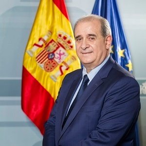 Otro expediente, el sexto, cinco en poco más de un mes. Todos por opiniones vertidas como presidente de una asociación civil y por lo tanto no sujeta al régimen disciplinario.
Estos dos tienen prisa por echarme. Se irán ellos antes.
Cabeza alta, rostro sereno y mirada tensa.