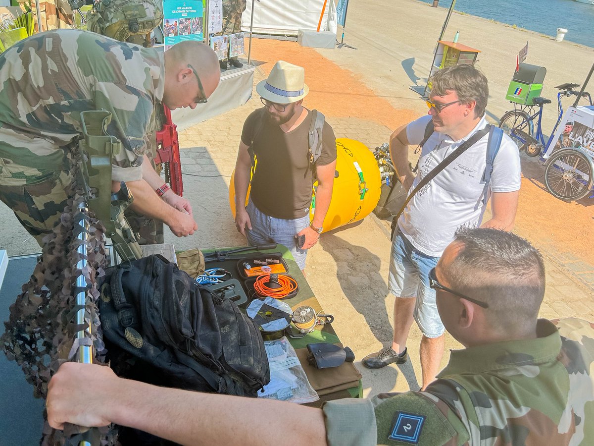 ecolegenie49's tweet photo. L’École du génie en visite sur le stand du CIRFA de Rouen qui accueillait à l’occasion de l Armada 2023 les plongeurs du génie et de l’armée de Terre du #3RG et du #2RH.
@RecrutemenTerre #Sapeurs https://t.co/zCVBCoCMLv