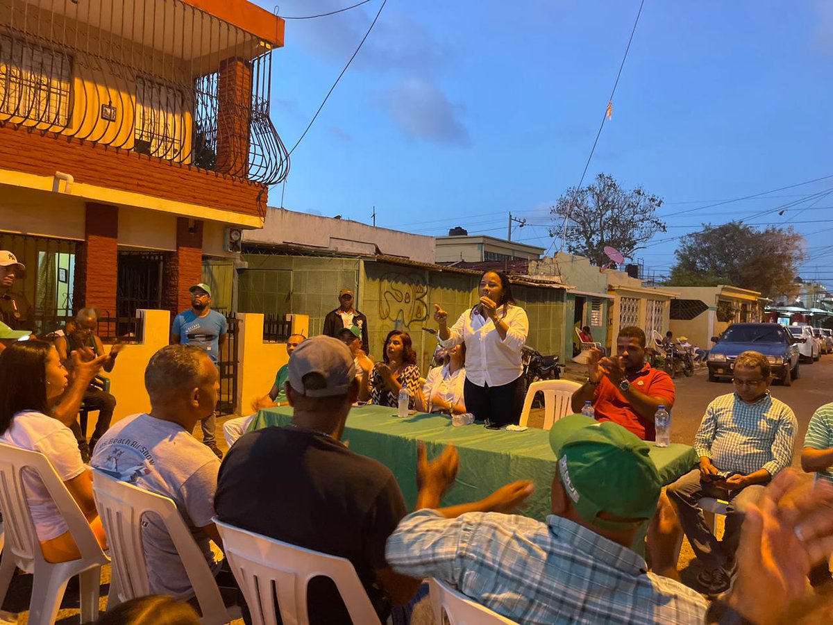 profetizando_23's tweet photo. Comunitarios del sector de los 3 Brazos en SDE, expresaron a viva voz a la Próxima Diputada @AlexandrapenaRD Que así como en lo poco Alexandra siempre ha estado presente, también va a estar presente desde el Congreso Nacional. #AlexandraTeEscucha
#SeguimosCreciendo
@wallynet3 https://t.co/pDd5zXGCbN