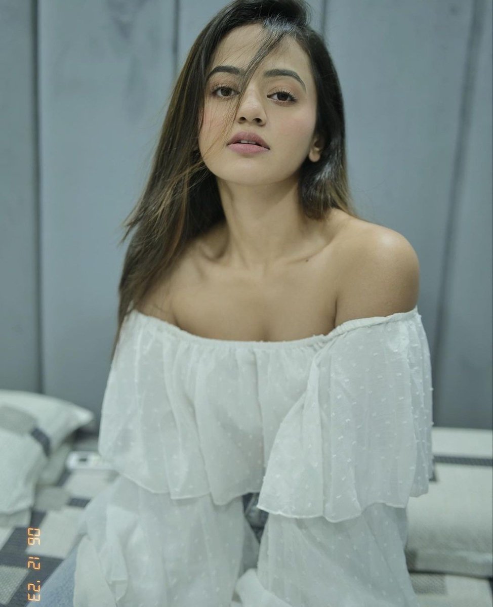 Just Miss Shah making us ghayal by her pictures 😌🤌❤️🧿
#HellyShah #HellyHolics #HellyKeLog