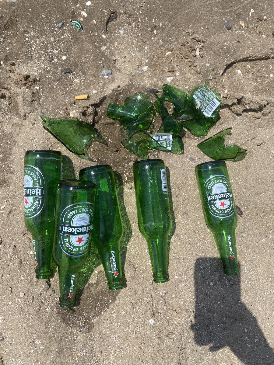 Bedankt jongeren van Urk die dit hebben kapot gegooid in het water en op de Dam 
Kunnen niet eens meer veilig het water in of over de Dam lopen.
<a href="/Gemeente_Urk/">Gemeente Urk</a>  kunnen jullie hier zo snel mogelijk wat aan doen