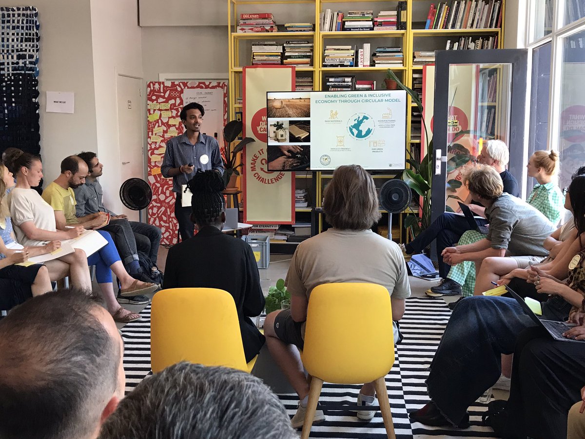 WhatDesignCanDo's tweet image. Happening now: our #MakeitCircularChallenge winners are taking part in a crash course in pitching by stage director Xander Straat.