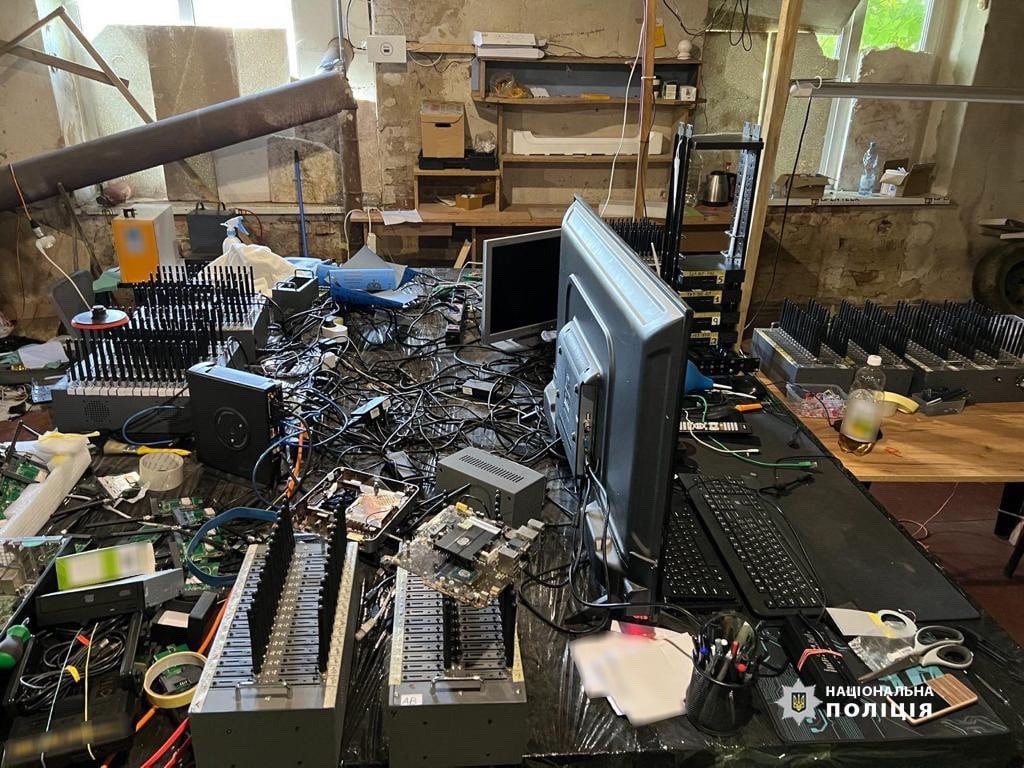 s_hnizdovskyi's tweet image. 👮‍♂️ Ukrainian police dismantled a large-scale bot farm: over 4000 bots to discredit the Ukrainian Defense Forces and spread propaganda in favor of Russia were used in Vinnytsia region.

The group consisted of three Vinnytsia residents aged 30, 38 and 42. The offenders organized a…