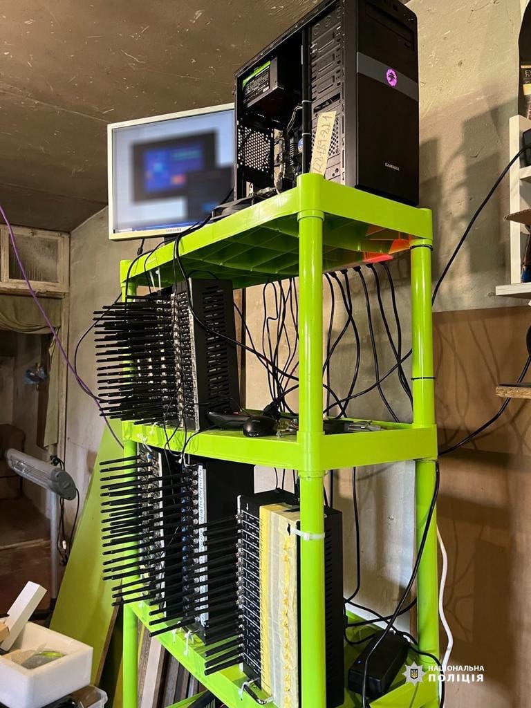 s_hnizdovskyi's tweet image. 👮‍♂️ Ukrainian police dismantled a large-scale bot farm: over 4000 bots to discredit the Ukrainian Defense Forces and spread propaganda in favor of Russia were used in Vinnytsia region.

The group consisted of three Vinnytsia residents aged 30, 38 and 42. The offenders organized a…