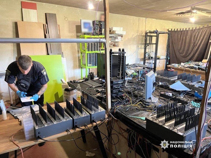 s_hnizdovskyi's tweet image. 👮‍♂️ Ukrainian police dismantled a large-scale bot farm: over 4000 bots to discredit the Ukrainian Defense Forces and spread propaganda in favor of Russia were used in Vinnytsia region.

The group consisted of three Vinnytsia residents aged 30, 38 and 42. The offenders organized a…