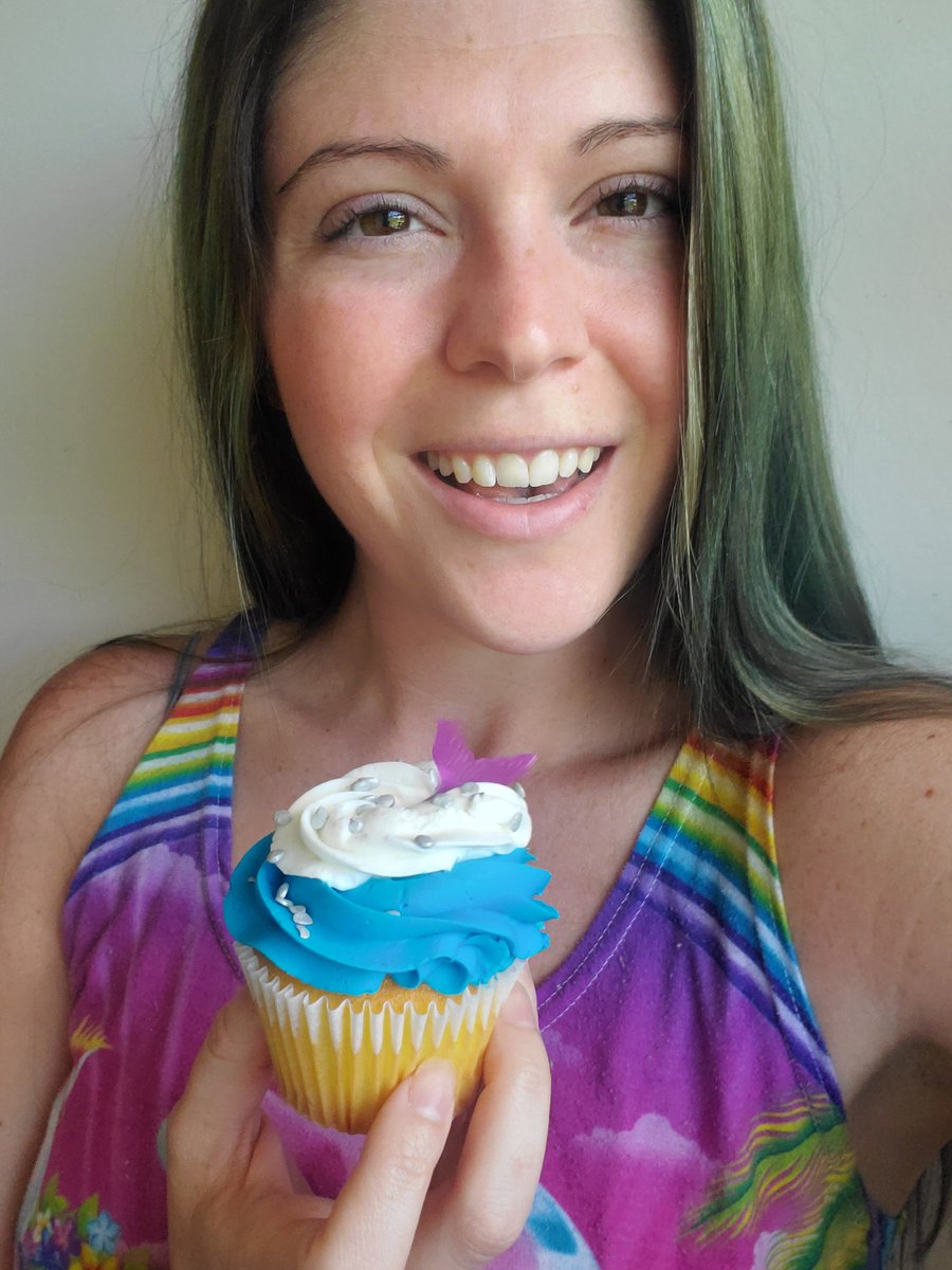 Oh wow, I only need 23 new followers to get to 10K by my bday on Wednesday??

That uh, that would be kind of neat