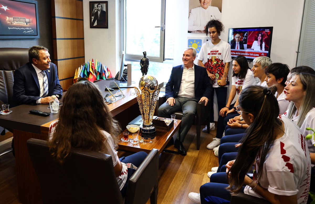 Turkcell Kadınlar Futbol Süper Ligi’ni şampiyon olarak tamamlayan Ankara Büyükşehir Belediyesi FOMGET Gençlik ve Spor Kulübü Kadın Futbol Takımı'mız ziyaretimize gelerek bizleri mutlu etti.

Avrupa başkentleri içinde şampiyonluk kupası olmayan tek başkent Ankara'ydı.…