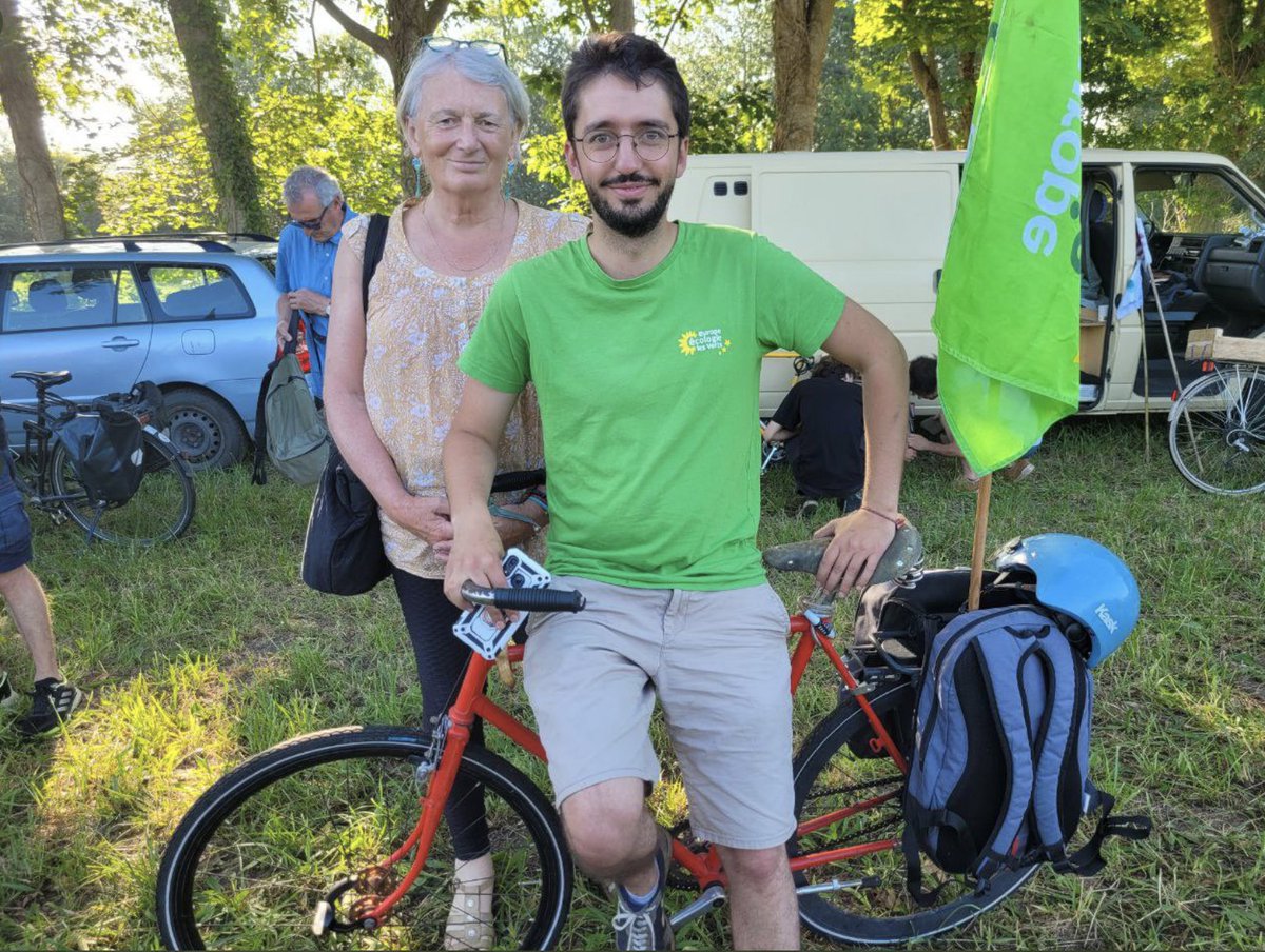 "Avec mon Iphone et mon t-shirt fabriqués en Chine, mon vélo (chinois aussi) juste sorti du coffre de ma voiture et mon drapeau "écolo", juste avant d'aller saccager la parcelle expérimentale d'un agriculteur français" 
#écologisme