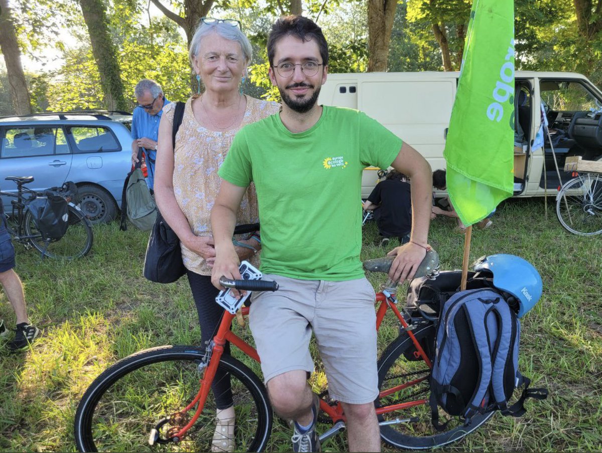 'Avec mon Iphone et mon t-shirt fabriqués en Chine, mon vélo (chinois aussi) juste sorti du coffre de ma voiture et mon drapeau 'écolo', juste avant d'aller saccager la parcelle expérimentale d'un agriculteur français' 
#écologisme