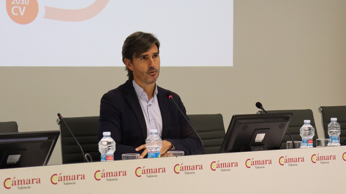 AlianzaValBat's tweet photo. Ignacio Casado @igcamag presenta la Asoc. Val. de Baterías @AlianzaValBat, de la que ITE @itenergia  ostenta la Secretaría Técnica, en la jornada "Claves para el Impulso de un ecosistema para el desarrollo del VEC" @GVAeconomia @emparmbonafe https://t.co/G4oqJEcukG