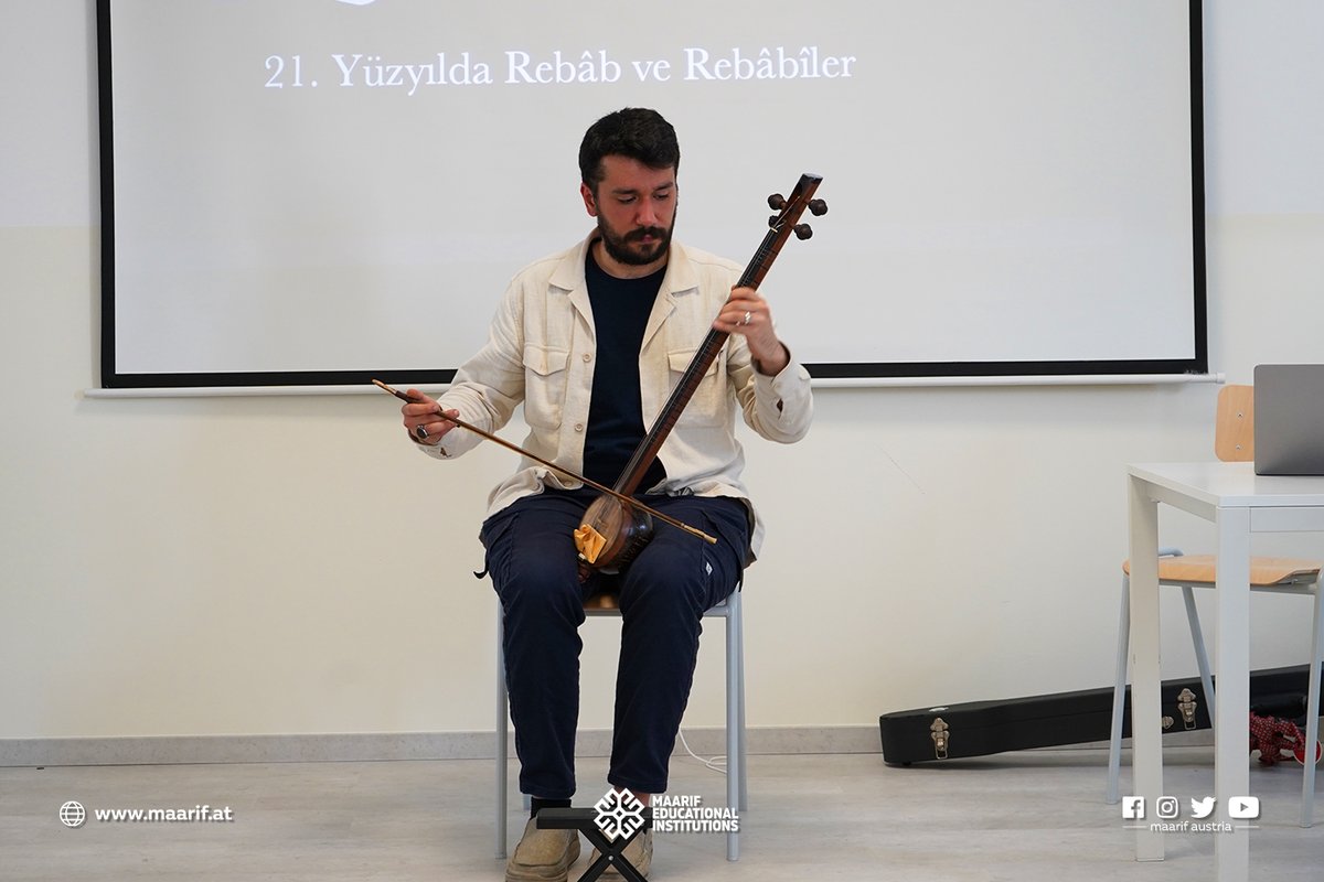 Bu atölyede katılımcılarımız, tanbur ve rebab enstrümanlarının tarihlerini öğrenmenin yanı sıra Türk müziği tarihi ve islam tarihinde müziğin temelleri konuları hakkında da bilgi edindiler.

#maarif #maarifaustria #musicworkshop #musikworkshop