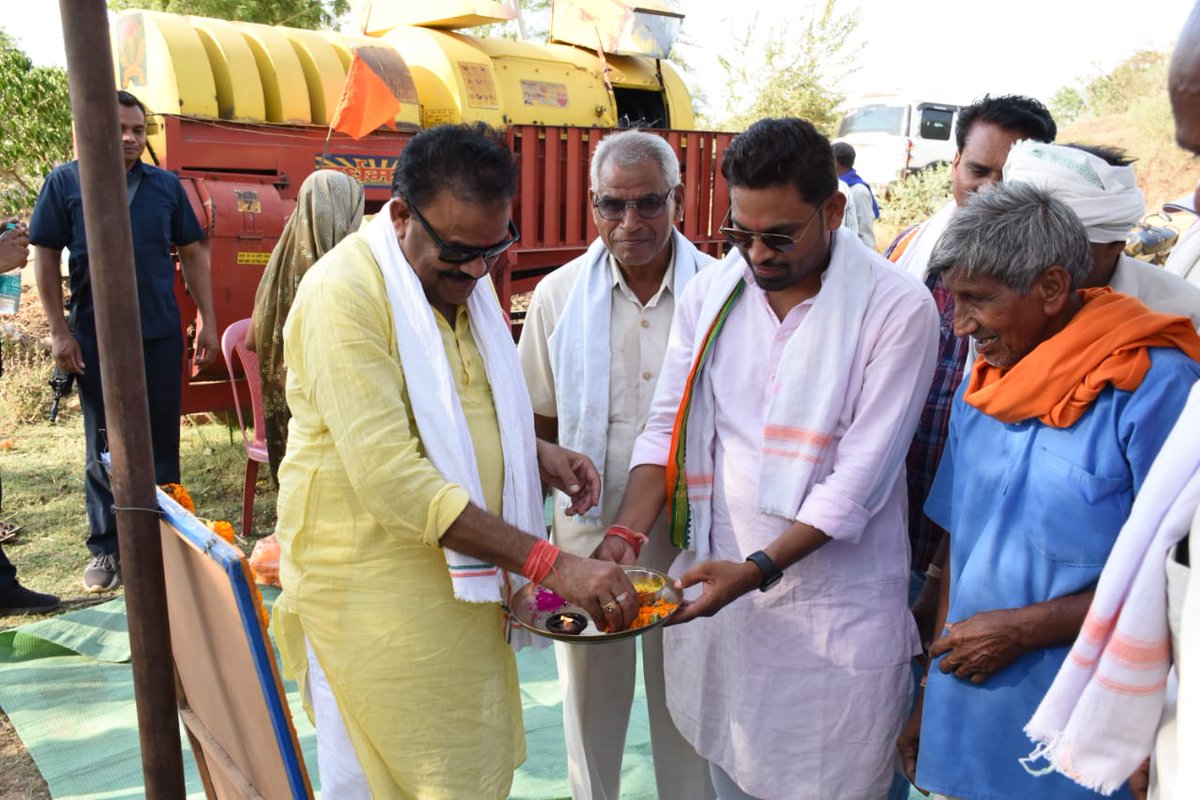 आज मेरे विधानसभा क्षेत्र डोंगरगांव के ग्राम पंचायत तिलईरवार में  में विभिन्न विकास कार्यों के भूमिपूजन कार्यक्रम में सम्मिलित हुआ।
इस गरिमामयी कार्यक्रम में क्षेत्र के निर्वाचित जनप्रतिनिधियों ,सम्मानीय सरपंच,पंच एवम् देवतुल्य ग्रामवासियों का सानिध्य रहा।

<a href="/bhupeshbaghel/">Bhupesh Baghel</a>