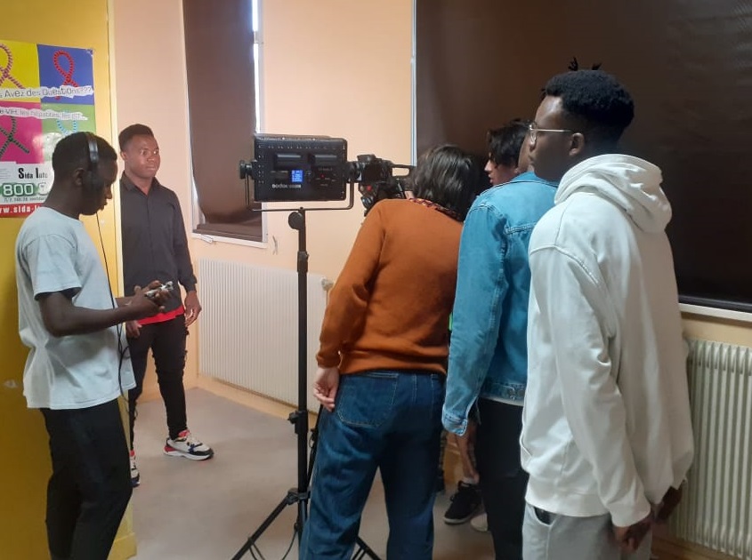 AymardLp's tweet photo. Dans le cadre d’un projet pédagogique,financé par la Région,les élèves du dispositif UPE2A ont tourné un court-métrage« Du miel et du citron » grâce à Mme Claudine VAN BENEDEN de la compagnie Nosferatu et Mme Catherine DEMEURE.Les élèves ont aussi bien été acteurs que techniciens https://t.co/BLrmkMEO9W