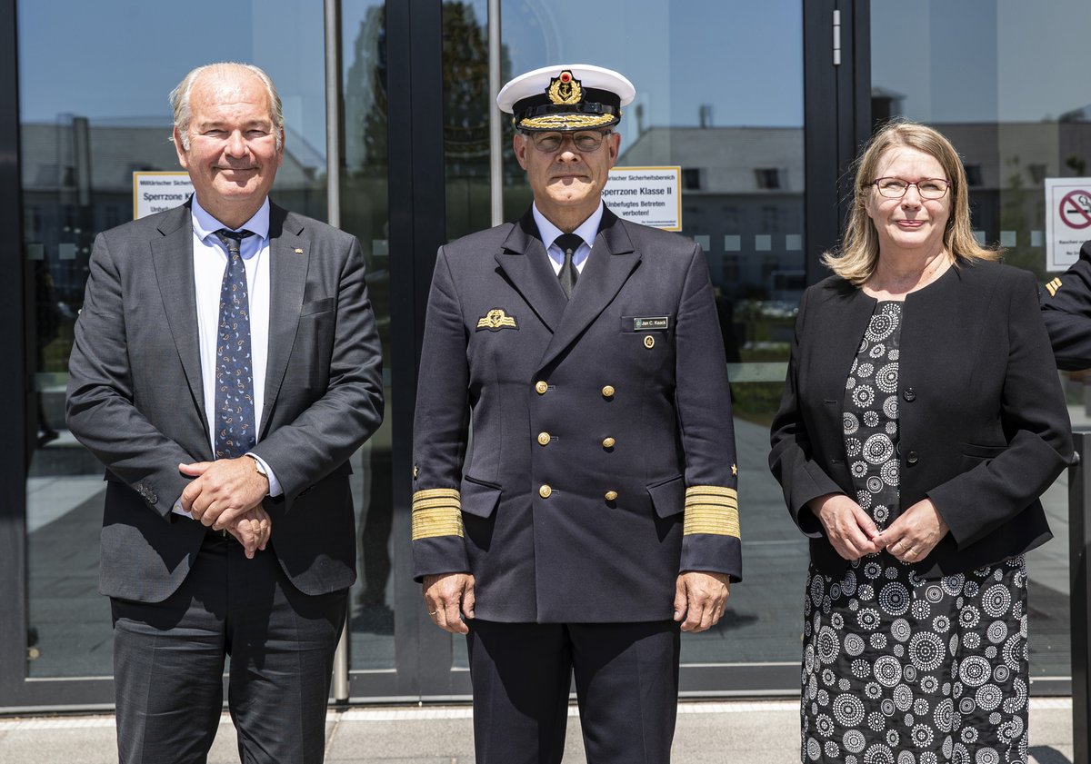 deutschemarine's tweet photo. Auf Einladung des @chiefdeunavy besuchten heute die 🇫🇮 Botschafterin und der 🇸🇪 Botschafter das Marinekommando in #Rostock.
Die Gäste bekamen die Aufgaben des Kommandos präsentiert, mit Schwerpunkt von @deumarfor.
Danke für Ihren Besuch!
@Swebotschaft
@FinBotschaftDe https://t.co/AseL6Asxlj