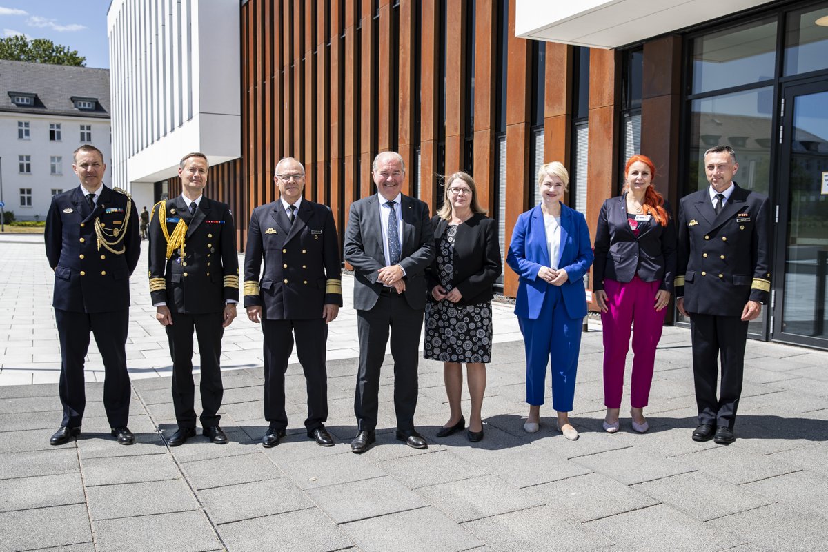 deutschemarine's tweet photo. Auf Einladung des @chiefdeunavy besuchten heute die 🇫🇮 Botschafterin und der 🇸🇪 Botschafter das Marinekommando in #Rostock.
Die Gäste bekamen die Aufgaben des Kommandos präsentiert, mit Schwerpunkt von @deumarfor.
Danke für Ihren Besuch!
@Swebotschaft
@FinBotschaftDe https://t.co/AseL6Asxlj
