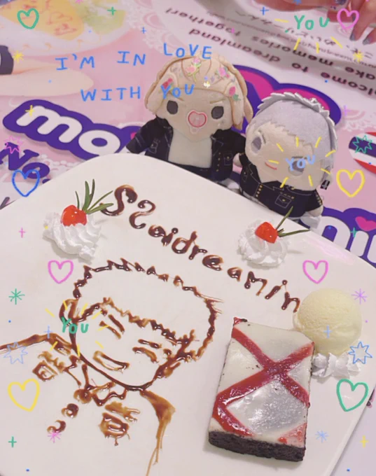 พามิทสึยะไปฉลองวันเกิดที่ร้านเมดมาค่ะ ⸝⸝ʚ̴̶̷̆ ̯ʚ̴̶̷̆⸝⸝ ♡ พี่เมดน่ารักมากกก เราก็ไปเขิน ๆเนอะ ฉลองวันเกิดตัวละคร 5555555 แต่เขาเทคแคร์และใส่ใจมาก ๆเลยค่ะ! สั่งบราวนี่ชีสไปแล้วขอรีเควสเขียน HBD ได้มั้ยคะ สรุปพอมาเสิร์ฟจัดเต็มแบบนี้เลย 。°(°.◜ᯅ◝°)°。♥♥ ขอบคุณมากนะคะ