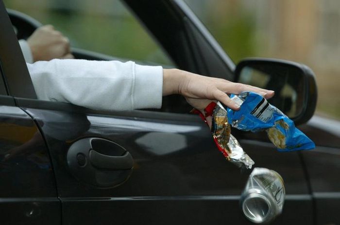 Bagi semua pengguna jalan, untuk tidak membuang sampah dijalan. Ingat, JALANAN BUKAN TEMPAT SAMPAH !!!