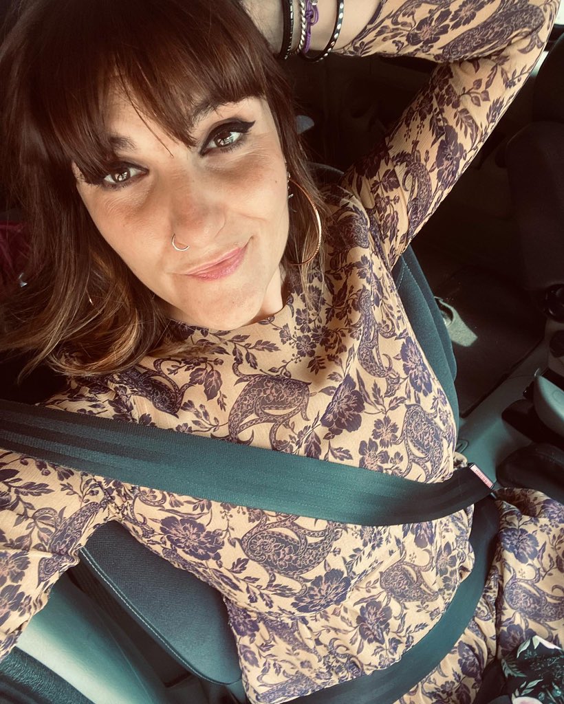 RozalenMusic's tweet photo. 37 AÑAZOOOOOSSSS!!!!! 💃🏻♥️
Y llenita estoy de VIDA… 
GRACIAS por todo el AMOR y todos los detallazos que me estáis haciendo llegar 🥺
Me están regalando días preciosos personas lindas que me quieren. 
OS AMOOOOOO 🔥

#MásViejaQueUnBancal https://t.co/ESz5DTepPR