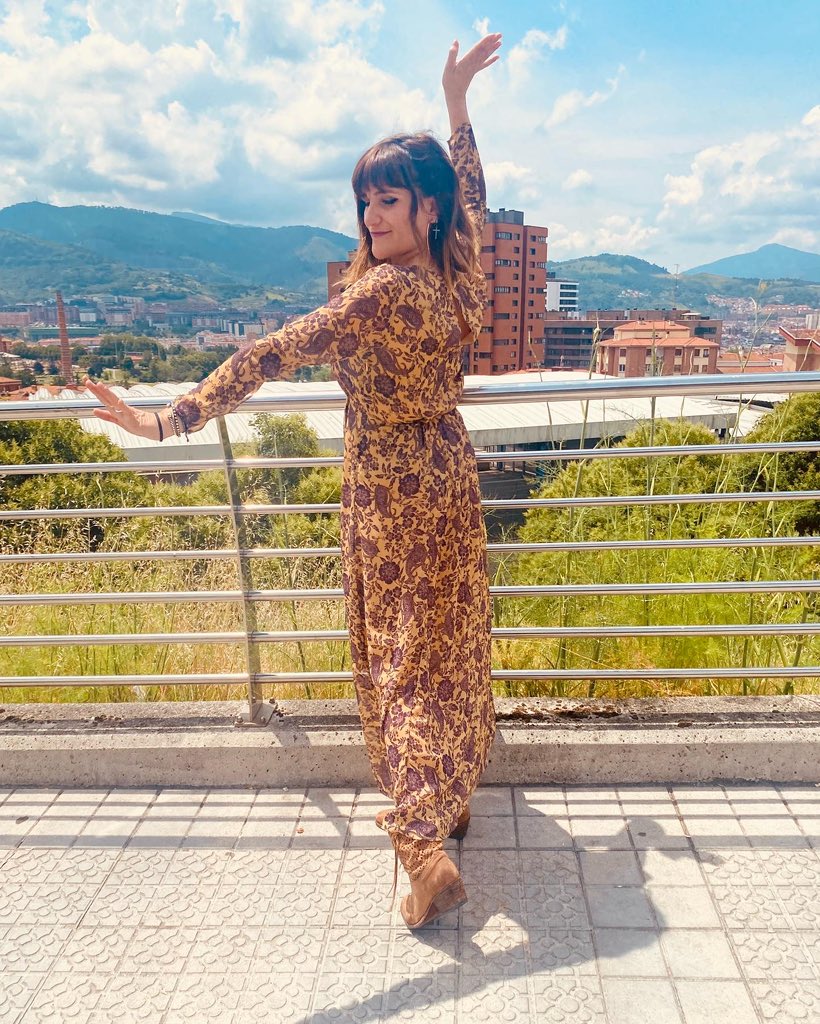RozalenMusic's tweet photo. 37 AÑAZOOOOOSSSS!!!!! 💃🏻♥️
Y llenita estoy de VIDA… 
GRACIAS por todo el AMOR y todos los detallazos que me estáis haciendo llegar 🥺
Me están regalando días preciosos personas lindas que me quieren. 
OS AMOOOOOO 🔥

#MásViejaQueUnBancal https://t.co/ESz5DTepPR