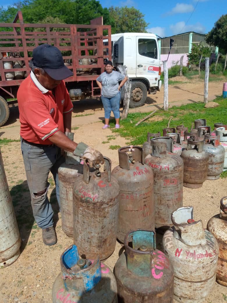 #EnFotos📸|| En un trabajo articulado con <a href="/gas_comunal/">PDVSA Gas Comunal S.A.</a> en #Guárico, <a href="/DiGasGuarico/">DIGASGUA</a>  y el poder popular, la Epsdc "Pedro Zaraza" atendió de manera directa y eficiente a 344 familias de 5 comunidades de la parroquia Zaraza

#IránYVenezuelaUnidas
#TrabajoEnEquipoVictoriaSegura