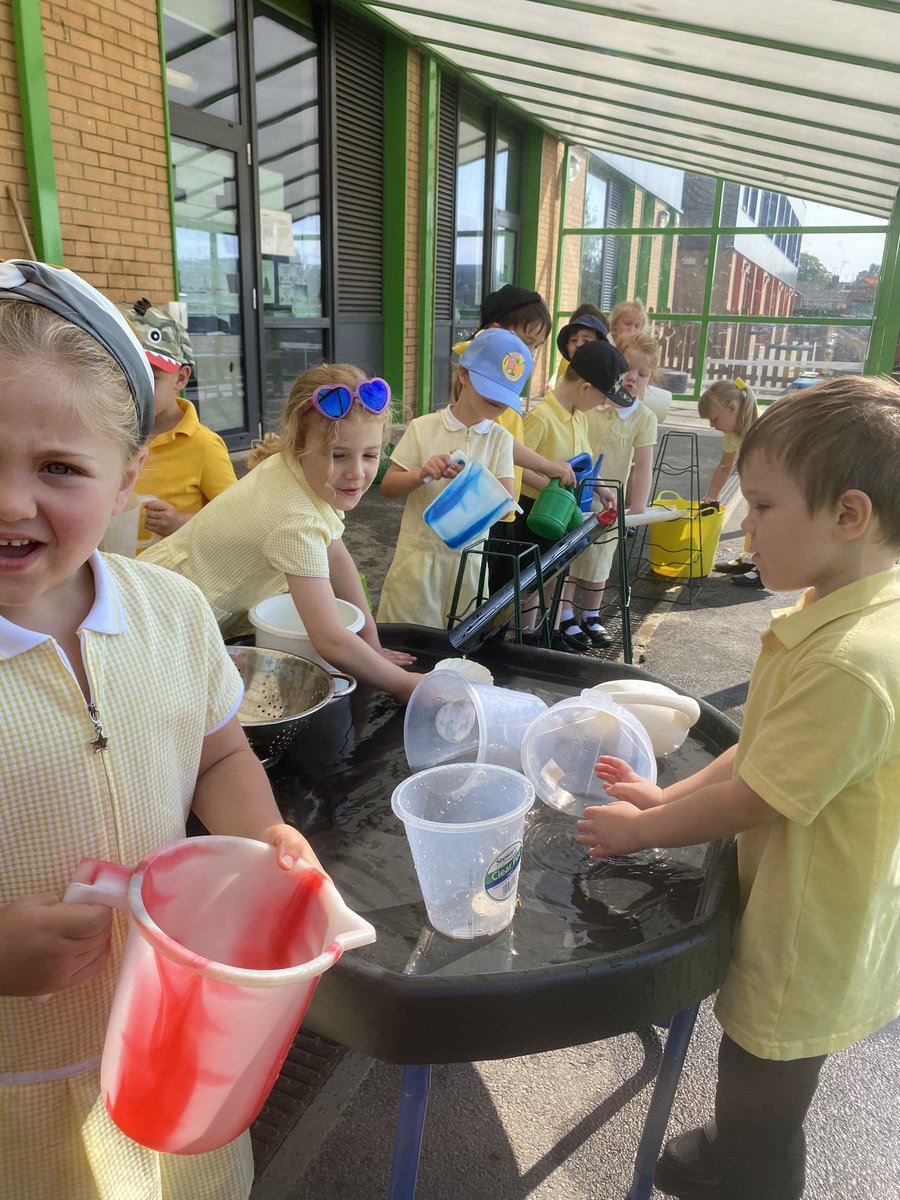 EastfieldPSHull's tweet image. Water play outside for FWK! Team work, problem solving and good fun! 
#epsFWK #epseyfs 💦 ☀️