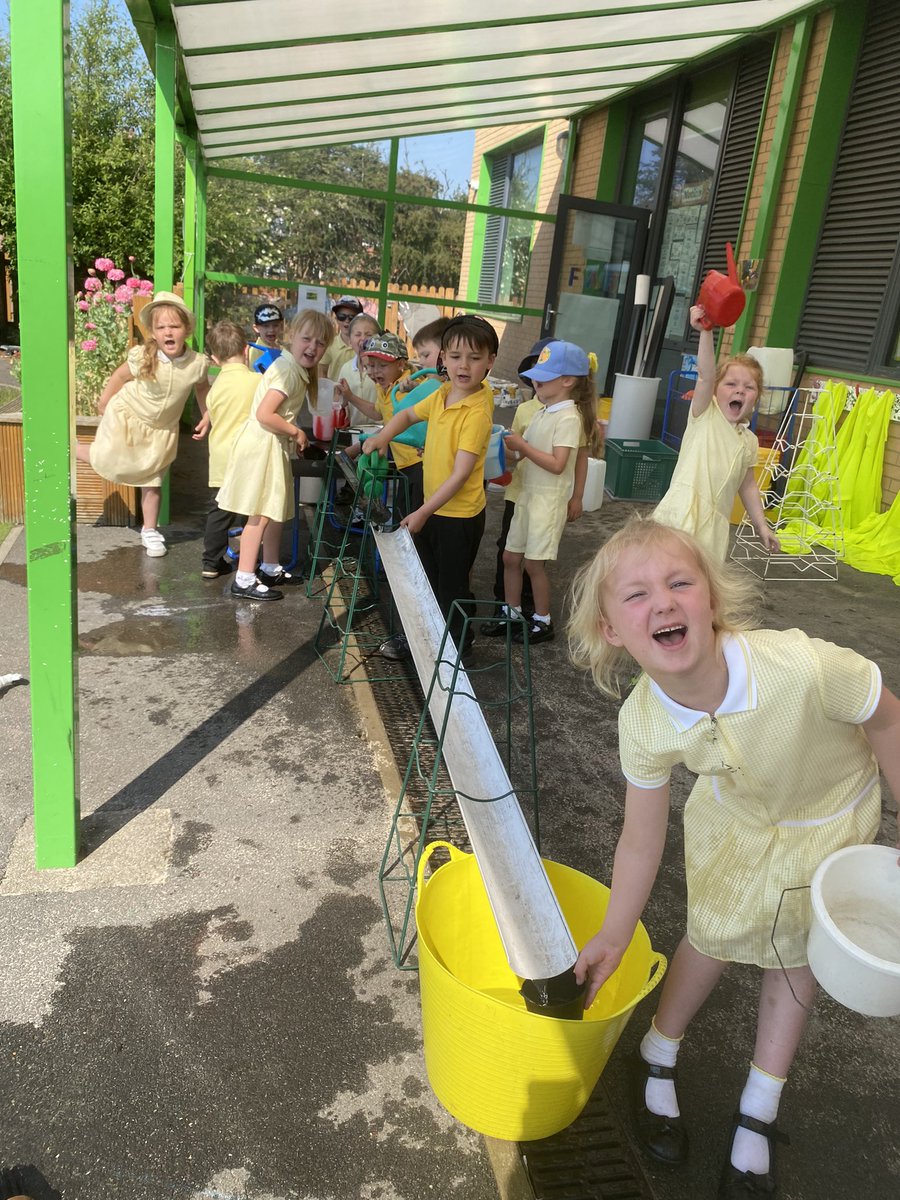 EastfieldPSHull's tweet image. Water play outside for FWK! Team work, problem solving and good fun! 
#epsFWK #epseyfs 💦 ☀️