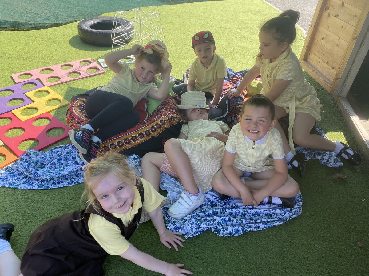 EastfieldPSHull's tweet image. Water play outside for FWK! Team work, problem solving and good fun! 
#epsFWK #epseyfs 💦 ☀️