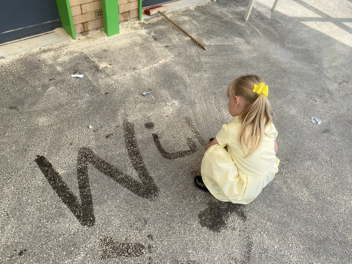 EastfieldPSHull's tweet image. Water play outside for FWK! Team work, problem solving and good fun! 
#epsFWK #epseyfs 💦 ☀️