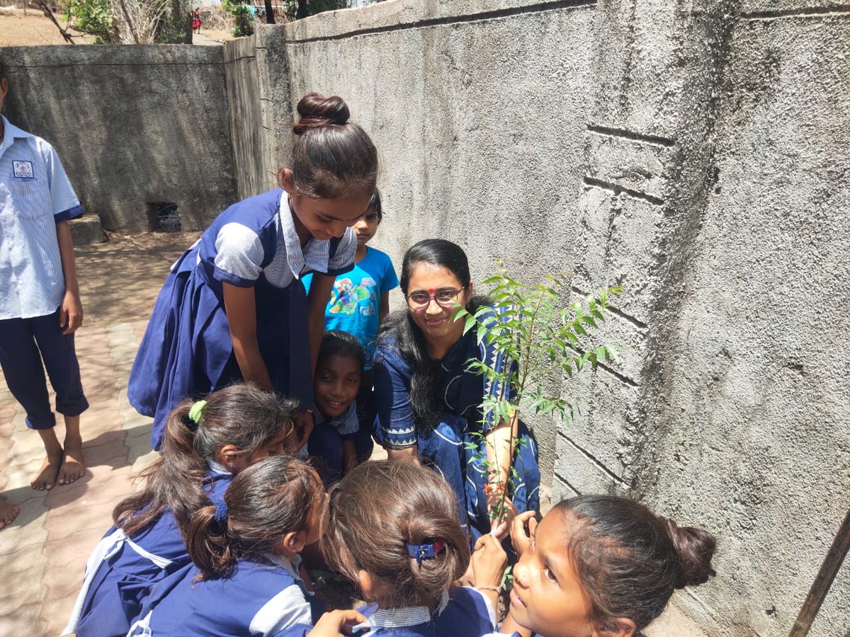 આજ રોજ શાળા પ્રવેશોત્સવ કાર્યક્રમ અંતર્ગત કવાંટ તાલુકાની છોડવાણી-૨, છોડવાણી-૧ તથા ઝડુલી પ્રાથમિક શાળામાં હાજરી આપી અને નવનામાંકન થયેલ બાળકોને શૈક્ષણિક કીટ આપી શાળામાં આવકાર્યા. <a href="/revenuegujarat/">Revenue Dep. Gujarat</a> <a href="/collectorcu/">Collector Chhotaudepur</a> <a href="/RacChhotaudepur/">RAC_Chhotaudepur</a> <a href="/SDMChhotaudepur/">ASSISTANT COLLECTOR & SDM Chhotaudepur</a>