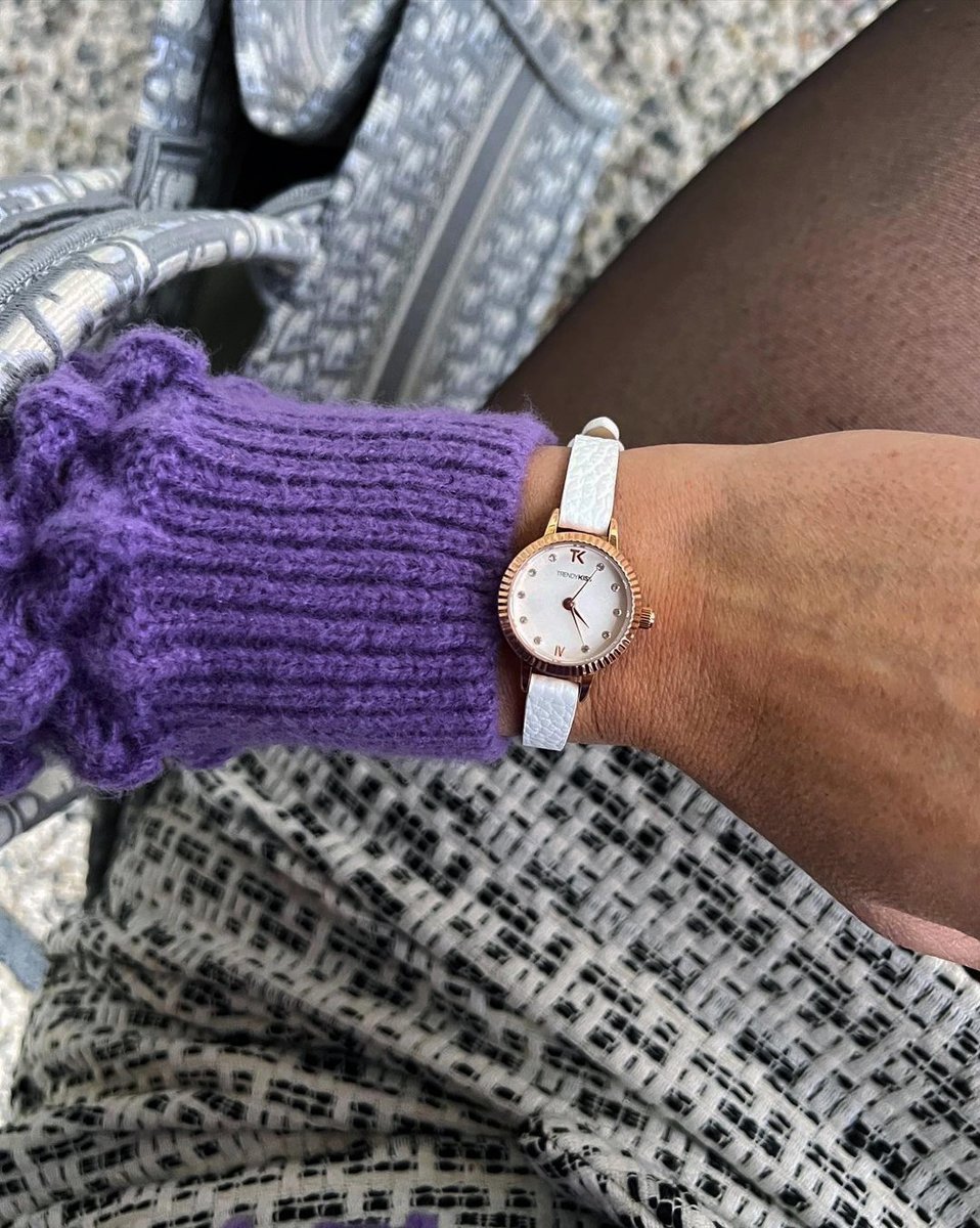Trendy_Kiss's tweet photo. Vous aimez les montres avec des petits cadrans ? Faites-le nous savoir en commentaire ✍️😘⌚️modèle CONSTANCE #TrendyKiss 

#montre #montres #montresfemme #montrestendance #style #fashion #blogueuse #modefemme #bijou #bijoux #tendance #mode #horlogerie #Besançon #trendyelements https://t.co/TF7nH5kWCh