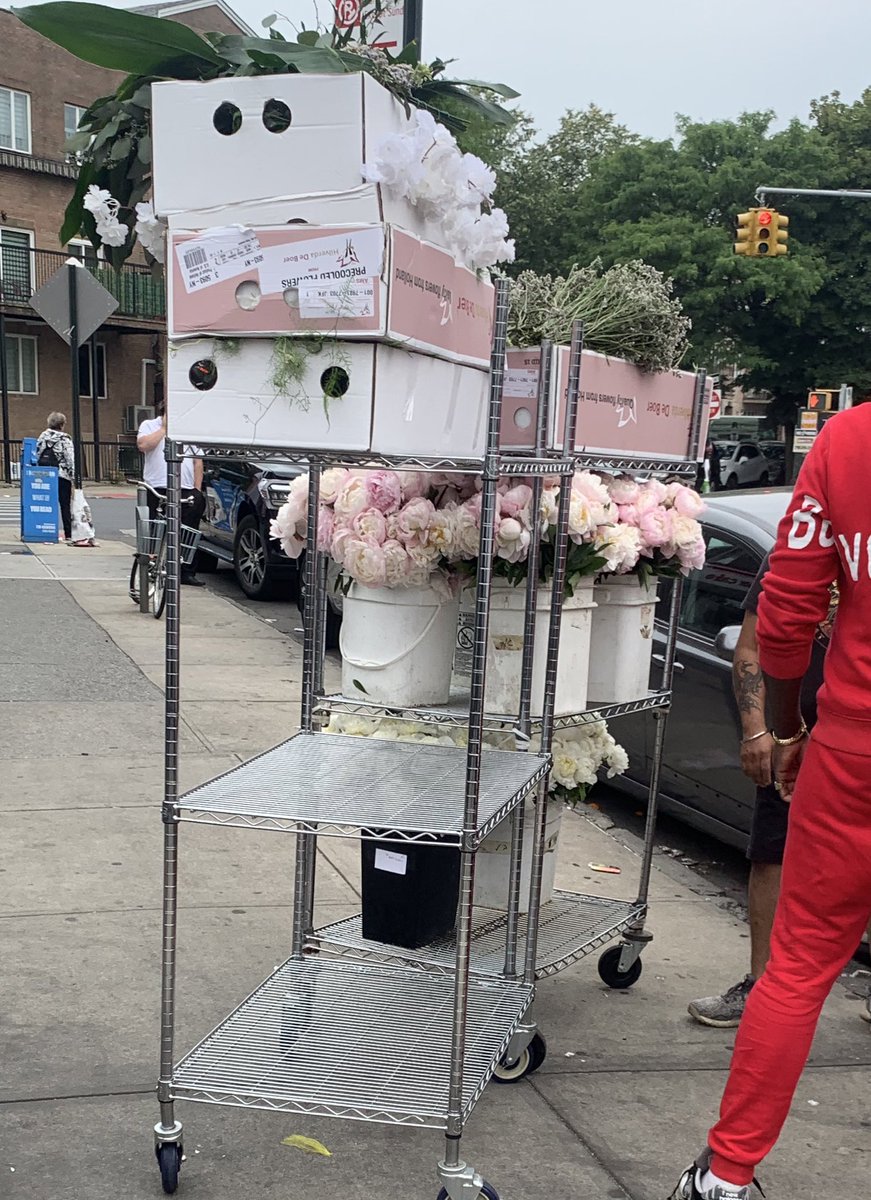 chaptzem's tweet photo. Flowers being delivered for a Chasunah. https://t.co/JZI1wU2w6H